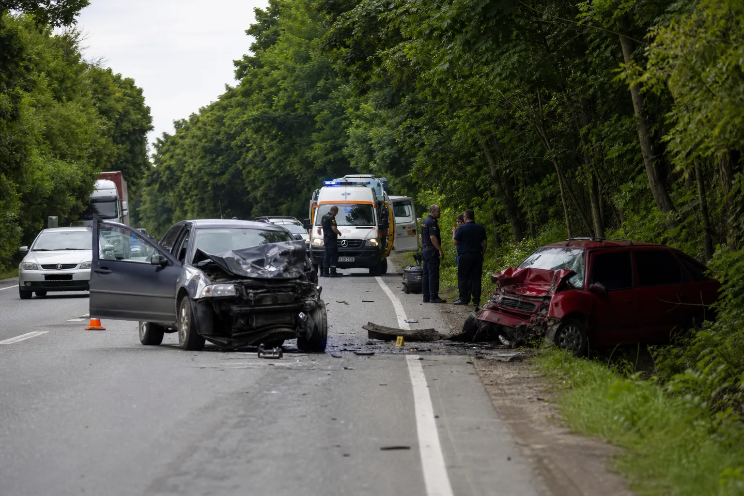 Coliziune frontală pe DN6 după Jupa: cinci răniți, circulația reluată